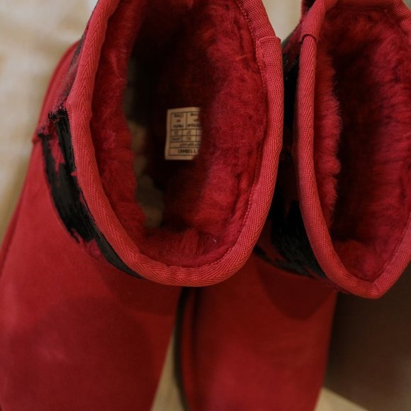 NIB‎ UGG WOMEN'S CLASSIC MINI SEQUIN STARS SUEDE SHEARLING BOOTS RED BLACK - Picture 7 of 7
